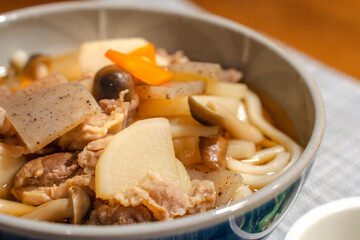 具だくさん肉うどんと小鉢の和食膳