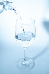 グラスに水を注ぐ	