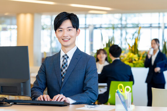 オフィスで働く若いビジネスマン　撮影協力：学校法人電波学園　東京電子専門学校