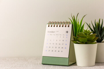 Desktop calendar for October 2025 on the desktop.