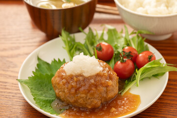 白いお皿に盛られた和風おろしハンバーグ
