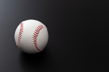 黒背景に野球のボール