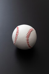 黒背景に野球のボール