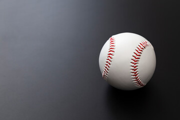 黒背景に野球のボール