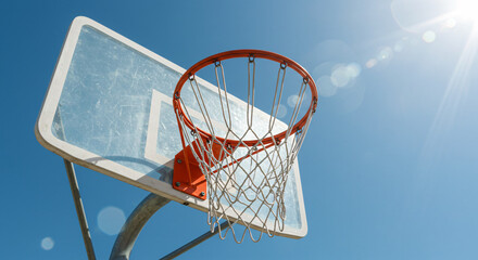 青空を背景としたバスケットゴール