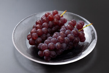 黒背景にぶどう