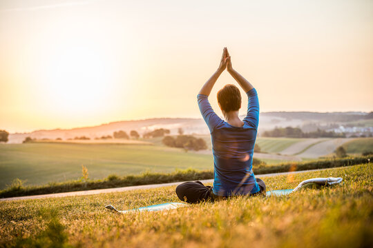 Yoga und Sonnenuntergang