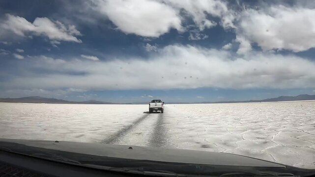 pov: carro trafegando em deserto de sal, nas salinas grandes argentina 
