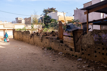 scène urbaine d'une rue dans un. quartier populaire de la ville de Dakar au Sénégal en Afrique © Pierre Laborde 
