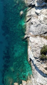 Vista aerea verticale di scogliera mediterranea