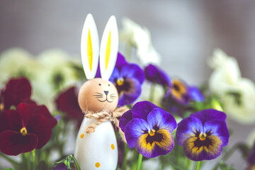 Osterhase Frohe Ostern Dekoration mit Blumen