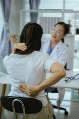 Obraz premium Doctors provide medical care, therapy and support to patients in clinics, providing advice, discussing health problems and assisting with physical therapy.