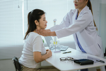 Obraz premium Doctors provide medical care, therapy and support to patients in clinics, providing advice, discussing health problems and assisting with physical therapy.