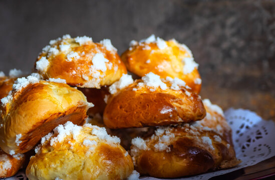 Bollos dulces caseros con cobertura de az&uacute;car en un plato r&uacute;stico