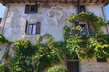 Cornello dei Tasso - palazzo con stemma