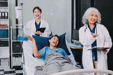 Obraz premium Nurse giving assistance to senior patient with disease in bed. Medical assistant and doctor doing healthcare checkup for pensioner with oxygen tube and IV drip bag in hospital ward.