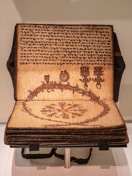 Pustaha divination book, Batak, Karo Batak group, Bakara village, Lake Toba, Sumatra, Indonesia, 19th century, fulled bark leaves, fibers and pigment, MuEC, Barcelona, ​​Catalonia, Spain