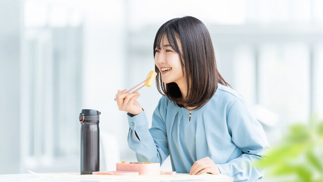 ランチタイムにお弁当を食べる女性・ビジネスウーマン
