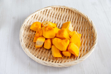 笊に乗せたカットかぼちゃ