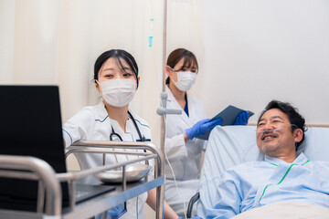 Obraz premium 入院患者のケアをするスタッフ