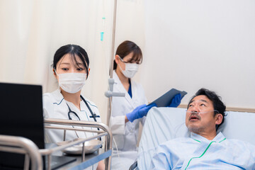 Obraz premium 入院患者のケアをするスタッフ
