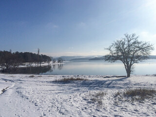Obraz premium Beautiful winter snowy landscape on the lake