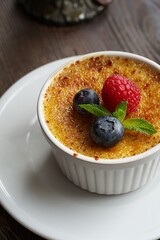 Krem bryle tradycyjny francuski deser francuski © Fotosylwester