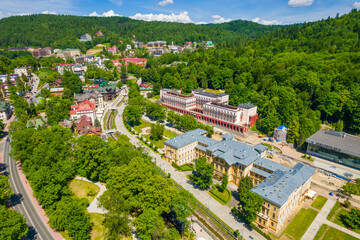 Budynki w centrum Krynicy-Zdroju z lotu ptaka. © Jacek
