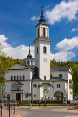 Widok na kościół w Krynicy-Zdroju.