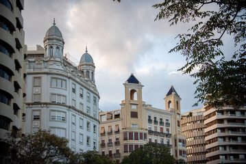 Naklejka premium calles de valencia, españa, europa, donde se aprecian sus construcciones y edificios
