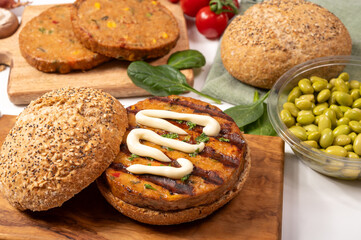 Make burger buns with vegan or vegetarian patties or burgers made from soybeans, grains, vegetables, grilled healthy food