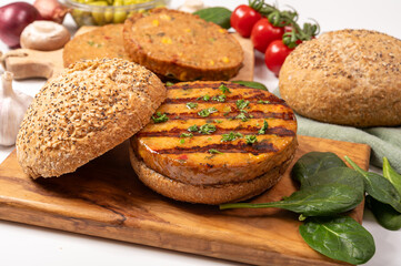 Make burger buns with vegan or vegetarian patties or burgers made from soybeans, grains, vegetables, grilled healthy food