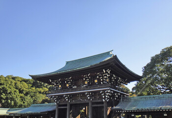 Obraz premium Meiji Shrine against the blue sky