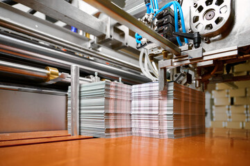 Innovative paper sheet feeding mechanism enhances efficiency in glue-spreading applications