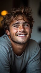 Obraz premium Confident young man smiling warmly, radiating joy and positivity.