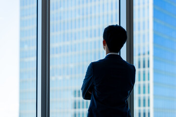 若いビジネスマンの後ろ姿　撮影協力：学校法人電波学園　東京電子専門学校