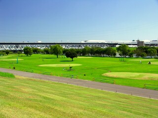 土手から見る秋の江戸川河川敷のゴルフ場風景