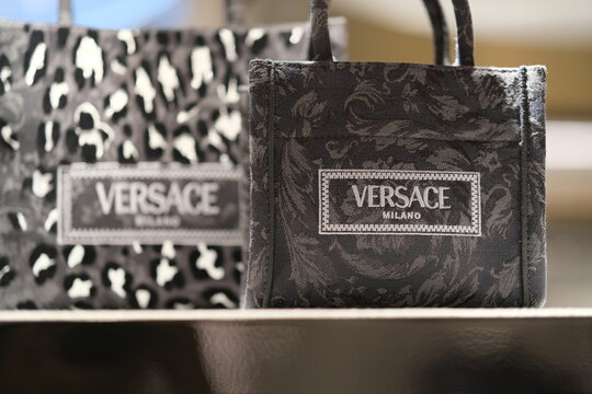 Versace Logo」の写真素材 | 760件の無料イラスト画像 | Adobe Stock