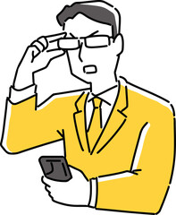 スマホを片手に眼鏡を持つビジネスマン
