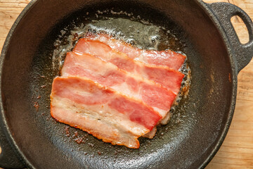 カリカリの焼きベーコン　Cook bacon in a cast iron skillet