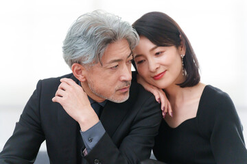 フォーマルな服を着た夫婦・カップル