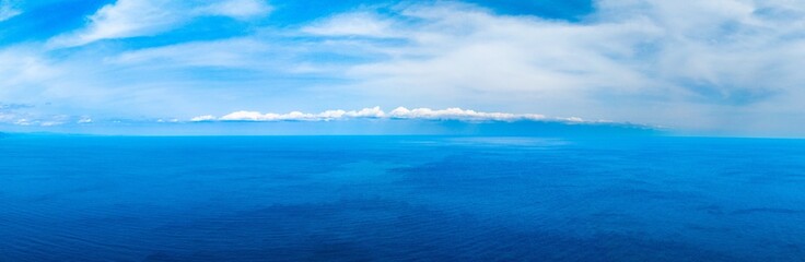 室戸岬から望む青い海と空｜一筋の雲が彩るドローン空撮パノラマ