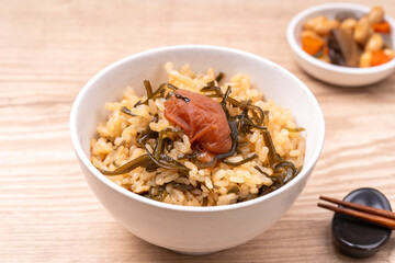 梅干しと塩昆布の炊き込みご飯