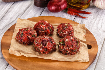 Raw beef meatballs for cooking