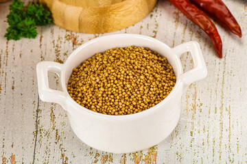 Dry mustard seeds in the bowl
