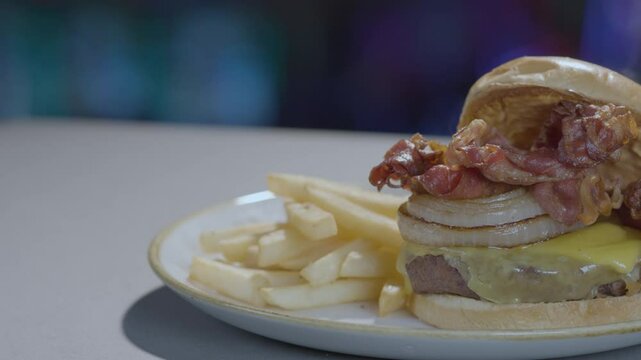 plato con una hamburguesa caliente servida con papas fritas