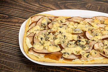 Roman pizza with pear and gorgonzola
