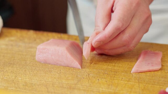 カジキマグロを切る和食の職人