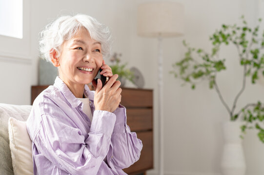 スマホで電話するシニア女性