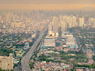Fototapeta premium Manila, Philippines - Aerial photo shows Metro Manila engulfed in thick smog, with visibility reduced by air pollution.